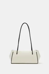 Bolso de hombro de diseño alargado en color blanco con detalles de bordes y asas largas en color negro. Cuenta con cierre imantado y bolsillo interior con cremallera.