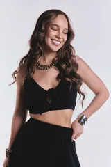 Top negro con tiras regulables y elástico en la espalda.