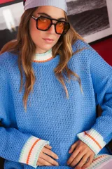 Sweater celeste de punto abierto con detalles en puños, cuello y ruedo en contraste de color. Diseño oversize y textura liviana.