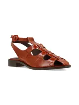 Sandalias de cuero color suela con textura efecto cocodrilo, diseño de tiras cruzadas tipo gladiadora, taco bajo y tira ajustable en el tobillo con hebilla redonda.