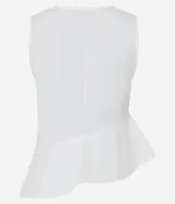 Blusa peplum blanca sin mangas con cuello redondo y ruedo asimétrico.
