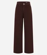 Pantalón wide leg color marrón confeccionado en sarga de algodón BCI, con trabillas en la cintura, bolsillos delanteros y traseros, cierre con botón y cremallera.