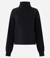 Buzo de cuello alto estructurado, confeccionado en tejido modal acanalado color marrón. Presenta un corte regular, mangas largas con puños ajustados y diseño minimalista.