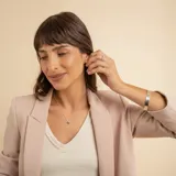 Brazalete tipo esclava de diseño minimalista y superficie lisa, confeccionado en plata 925. Presenta una estructura rígida y abierta, ideal para uso diario.