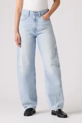 Pantalón de jean celeste de corte ancho, con bolsillos delanteros y traseros, y detalle de costuras en las rodillas.