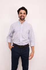 Camisa de hombre de algodón con estampado a cuadros en tonos rosado y celeste, corte clásico, manga larga, bolsillo en el pecho y botón en el cuello.