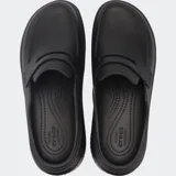 Mocasines Crocs modelo Stomp Loafer, diseño bicolor en blanco y negro con suela alta exagerada.