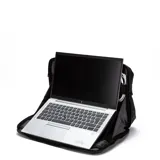 Mochila urbana de diseño minimalista en color negro, con compartimento principal con cierre y asa superior reforzada. Presenta el logo de la marca en la parte inferior frontal.