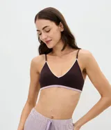 Soutien top seamless texturizado color marrón oscuro con detalles en rosado y ribete blanco, tirantes finos regulables y copas desmontables.