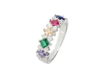 Anillo de plata 925 con circonias de colores en forma cuadrada, engarzadas con pequeñas circonias blancas. Incluye piedras de color violeta, verde, amarillo, fucsia y azul.