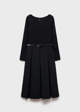 Vestido midi de diseño combinado, con cuerpo de canalé entallado de manga larga y escote redondo, y falda evasé con diseño de tablas. Incluye un cinturón decorativo con hebilla metálica en la cintura.