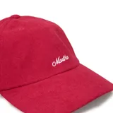 Gorra tipo dad hat de corderoy color verde agua, con visera curva y sin estructura. Presenta el nombre de la marca bordado en el frente con hilo blanco.
