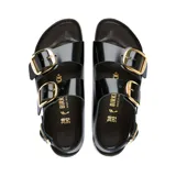 Sandalia Birkenstock modelo Milano con acabado brillante, correas ajustables con hebillas metálicas doradas y correa de talón. Cuenta con plantilla anatómica de corcho y suela de goma.
