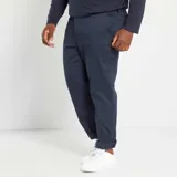 Pantalón chino azul marino de corte slim con bolsillos laterales y traseros.