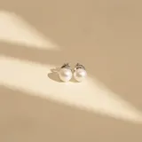 Aros tipo caravanas de plata 925 con perlas de río naturales en formato de botón.