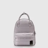 Mochila Bubba modelo Montreal Mini, de diseño acolchado y compacto. Cuenta con un compartimento principal con cierre, un bolsillo frontal con cierre, asas superiores y correas ajustables. Incluye un parche con el logo de la marca en la parte inferior.