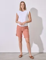 Remera blanca de modal, marca Tahari, con escote a la base, manga raglán y detalle de punto smock en los hombros.