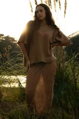 Falda larga marrón de gasa con efecto arrugado y cintura elástica.