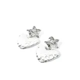 Par de aros plateados con forma de corazón y estrella con textura irregular.
