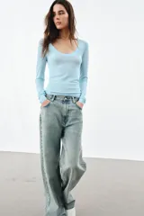 Top de punto extrafino color celeste, con escote redondo y manga larga.