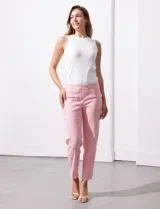 Pantalón verde esmeralda de gabardina elastizada, marca Zac & Rachel, de corte recto con pretina ancha pespunteada y largo al tobillo. Presenta bolsillos simulados.