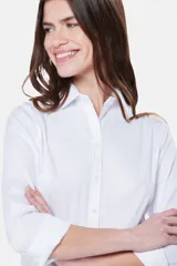 Camisa de manga larga entallada de color blanco con cuello camisero y cierre frontal de botones.