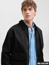 Campera utility de jean color negro, con cuello camisero, manga larga y cierre frontal de botones. Incluye dos bolsillos de parche con solapa en el pecho y dos bolsillos laterales.