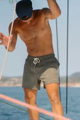 Short de baño Von Braun color verde oliva con estampado sutil de palmeras. Cuenta con cintura elástica con cordón ajustable, dos bolsillos laterales, un bolsillo trasero y red interior.