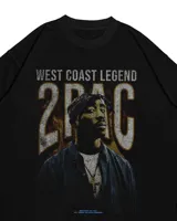 Remera negra de algodón con estampado de Tupac Shakur y la leyenda "West Coast Legend".