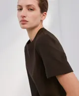 Camiseta de manga larga marrón con cuello alto y diseño liso al cuerpo.