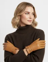 Guantes de cuero sintético color suela, con detalle de tira y botón a presión en la muñeca. Interior forrado en terciopelo.