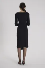 Vestido midi negro de tela bielástica super stretch, con escote estructurado tipo corset, mangas largas y cut-out en el busto.