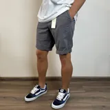 Bermuda de gabardina color azul marino, de corte recto y diseño clásico con bolsillos laterales.