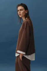 Sudadera de algodón color marrón con efecto doble capa, con cuello redondo y detalles en tejido blanco a contraste en las mangas y el bajo asimétrico.