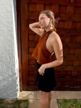 Caravanas colgantes de diseño floral con pétalos texturizados en tono dorado y detalles de pequeñas perlas en la parte superior.