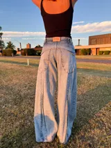 Pantalón de jean celeste de corte amplio con bolsillos delanteros y traseros.