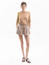 Sweater Preto de punto color rosa, con cuello redondo y mangas largas de corte holgado.