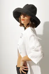 Gorro tipo pescador negro con cordón ajustable.