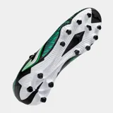 Championes de fútbol Joma modelo Strike FG, color negro con detalles en verde neón y blanco. Presentan un diseño con gráficos en el lateral y suela con tapones fijos.