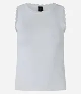 Musculosa de punto color rojo, con cuello redondo y detalle de ondas en sisas y cuello.