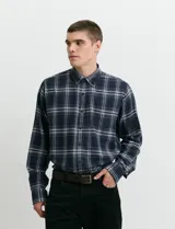 Camisa de franela de manga larga con estampado de cuadros escoceses, cuello button-down y cierre frontal con botones.