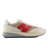 Championes urbanos New Balance modelo 370, con diseño en tonos beige, gris y rojo. Presentan una combinación de malla y gamuza en el exterior, con el logo lateral en rojo y una suela de plataforma con capas en beige y gris.