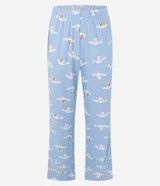 Pijama largo estilo americano de poliéster, compuesto por una camisa de manga larga con cuello solapa y cierre frontal de botones, y un pantalón largo de corte recto. Presenta un estampado integral del personaje Cinnamoroll sobre un fondo celeste.