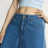 Shorts de denim estilo bermuda extragrande, de tiro alto y diseño holgado, con las clásicas franjas laterales de la marca.