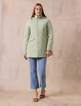 Campera capitoneada marca Gallery, color verde menta, con diseño acolchado de rombos. Presenta cierre frontal, bolsillos laterales con cierre y capucha desmontable.