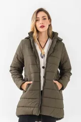 Campera acolchada de corte largo, color verde oliva, con capucha desmontable, cierre frontal y bolsillos laterales con cierre.