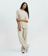 Remera de corte oversized, manga corta y cuello redondo, confeccionada en tejido de microfibra con viscosa.