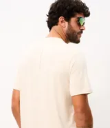 Remera deportiva de hombre en color verde melange, con cuello redondo, manga corta y detalles reflectantes en los hombros. Confeccionada en tejido respirable con tecnología dry.
