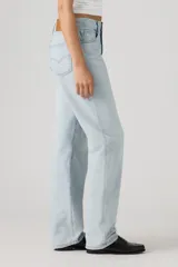 Jean de mujer color celeste claro, de corte recto y tiro alto.