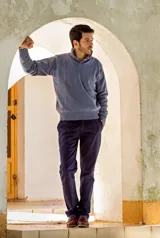 Pantalón clásico azul marino, de corte recto, con bolsillos laterales y trabillas para cinturón.